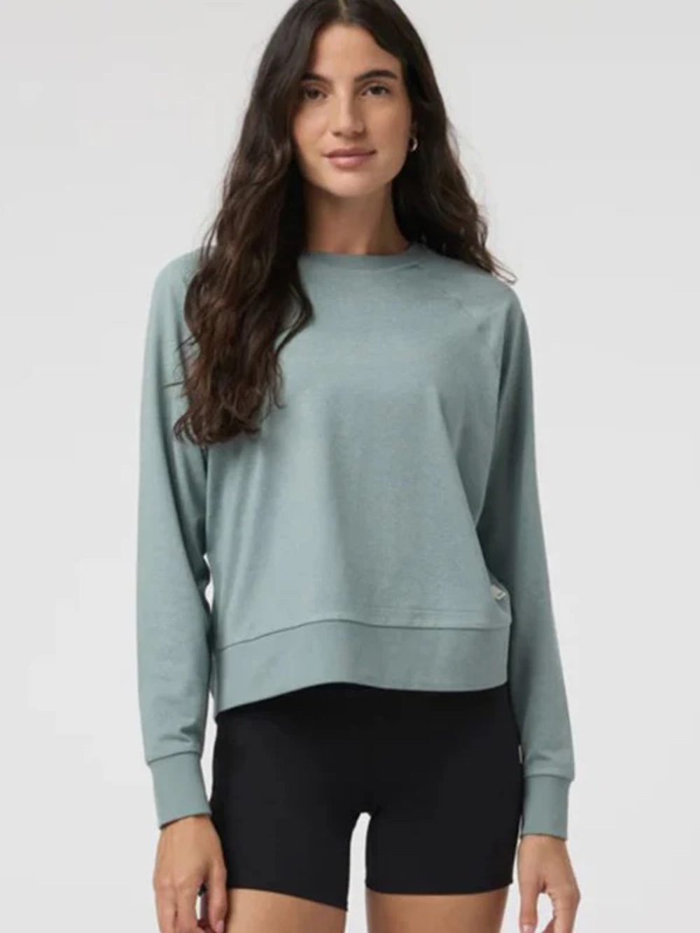 Vuori women’s long sleeve Halo Crew in green